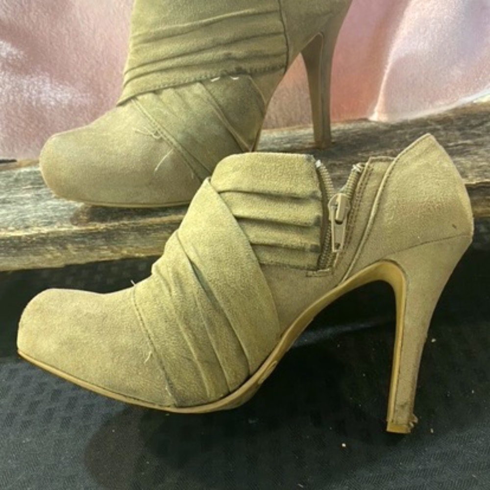 Tan Suede high heeled boot shoe Size 7